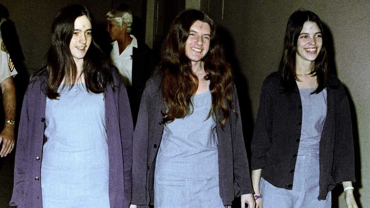 StÃƒÂºpenkyne Charlesa Mansona (zÃ„Â¾ava Susan AtkinsovÃƒÂ¡, Patricia KrenwinkelovÃƒÂ¡ a Leslie Van HoutenovÃƒÂ¡) na archÃƒÂ­vnej snÃƒÂ­mke krÃƒÂ¡Ã„ÂajÃƒÂº na sÃƒÂºd v Los Angeles v auguste 1970.