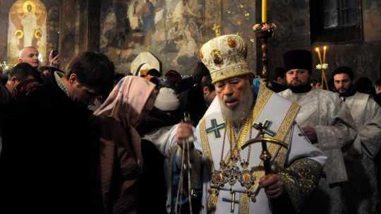 Archívna snímka patriarchu Volodymyra (vpravo vpredu) ako vedie bohoslužbu počas štedrovečernej omše v Kyjeve.