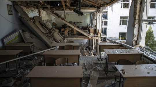 Zničená budova školy v Orichive.