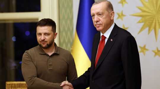 Zľava ukrajinský prezident Volodymyr Zelenskyj a turecký prezident Recep Tayyip Erdogan.