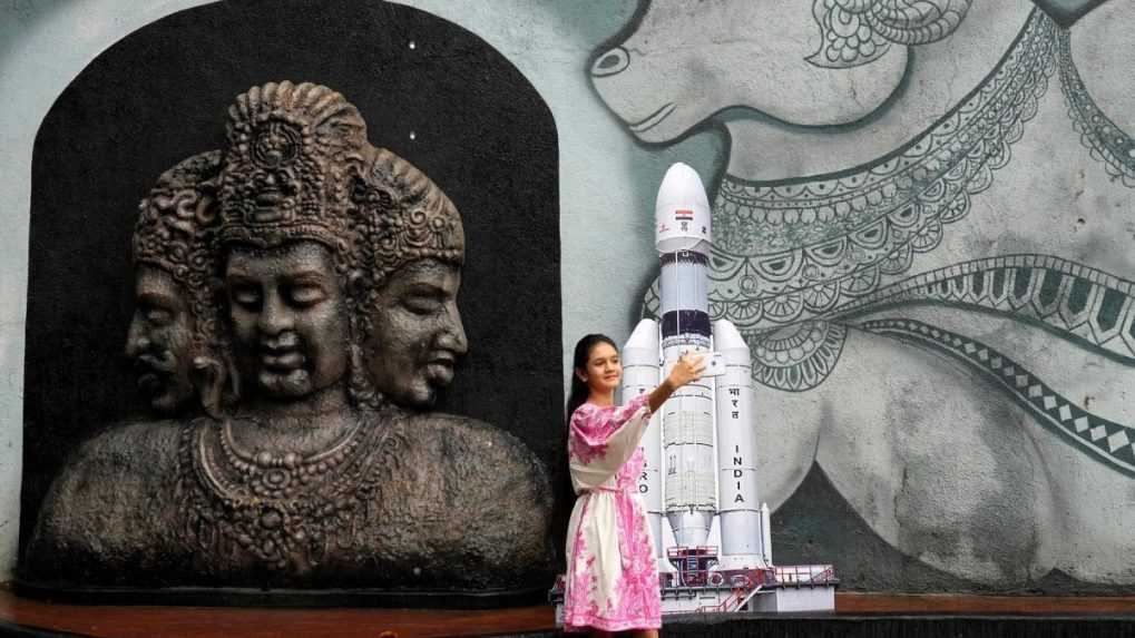 India sa môže stať štvrtou krajinou, ktorá pristála na Mesiaci. Raketa úspešne odštartovala
