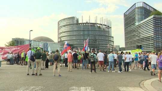 Európski farmári protestujú pred budovou Európskeho parlamentu.