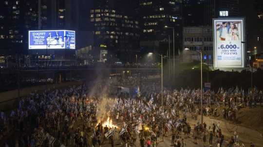 Na ilustračnej snímke protest v izraelskom meste Tel Aviv.