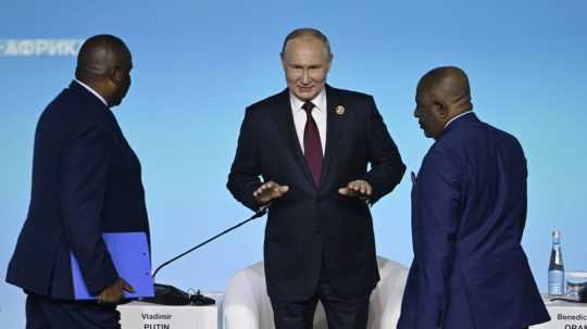 Ruský prezident Vladimir Putin (uprostred) prichádza na druhý rusko-africký samit v Petrohrade vo štvrtok 27. júla 2023.