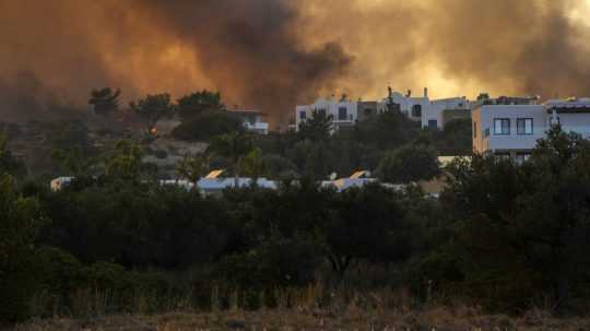 Lesný požiar sa šíri gréckym ostrovom Rodos.