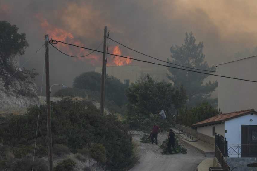 Požiar na Rodose sa šíri ďalej. Grécko vyhlásilo stav núdze pre celý ostrov