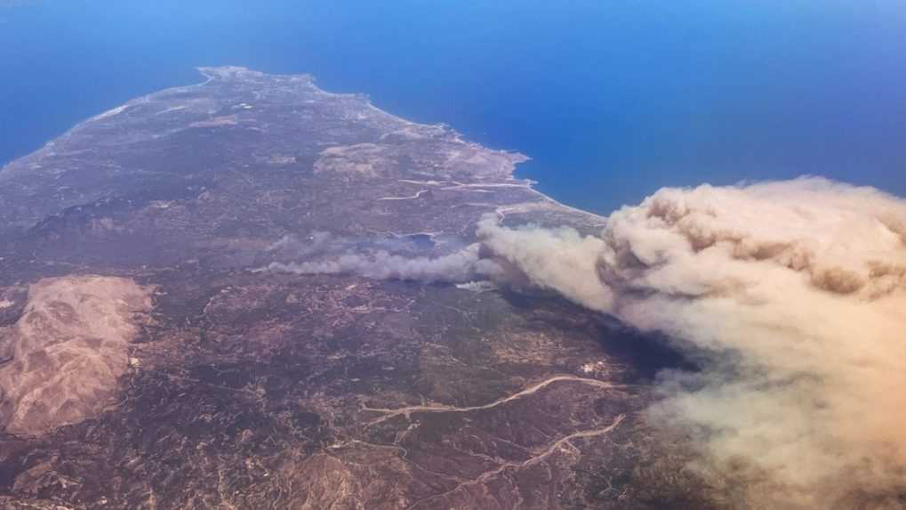 Požiar na Rodose sa snažia skrotiť stovky hasičov s desiatkami vozidiel a lietadiel