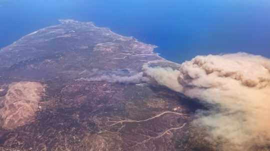 Lesné požiare na dovolenkovom ostrove Rodos (fotografia z lietadla).