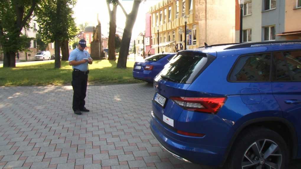 Na chodníkoch sa bude dať parkovať len do konca septembra, v Ružomberku na zmenu upozorňujú v predstihu