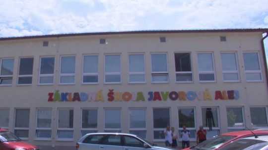 Ilustračná snímka budovy základnej školy.
