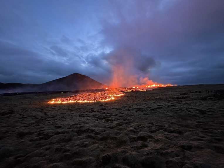 Sopečné divadlo na Islande láka turistov z celého sveta. Odborníci však varujú pred škodlivými plynmi