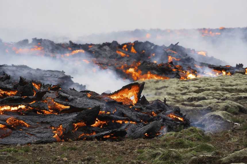 Sopečné divadlo na Islande láka turistov z celého sveta. Odborníci však varujú pred škodlivými plynmi