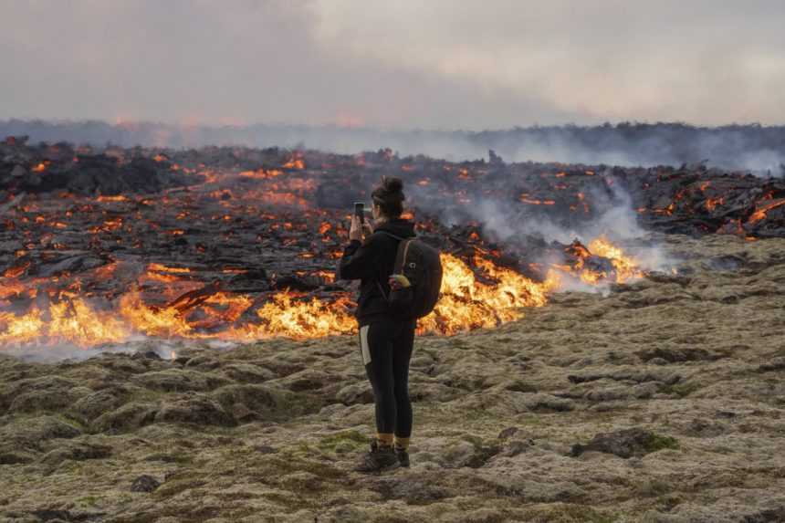 Sopečné divadlo na Islande láka turistov z celého sveta. Odborníci však varujú pred škodlivými plynmi