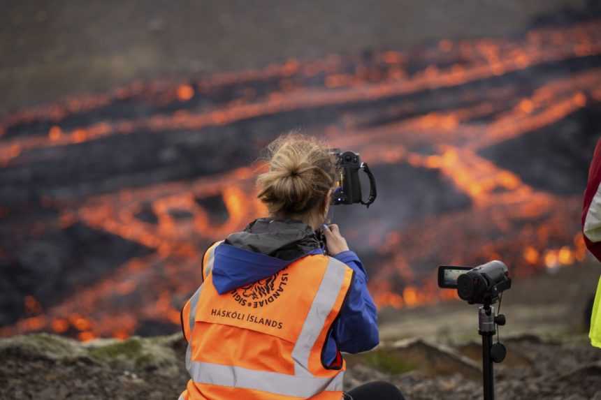 Sopečné divadlo na Islande láka turistov z celého sveta. Odborníci však varujú pred škodlivými plynmi