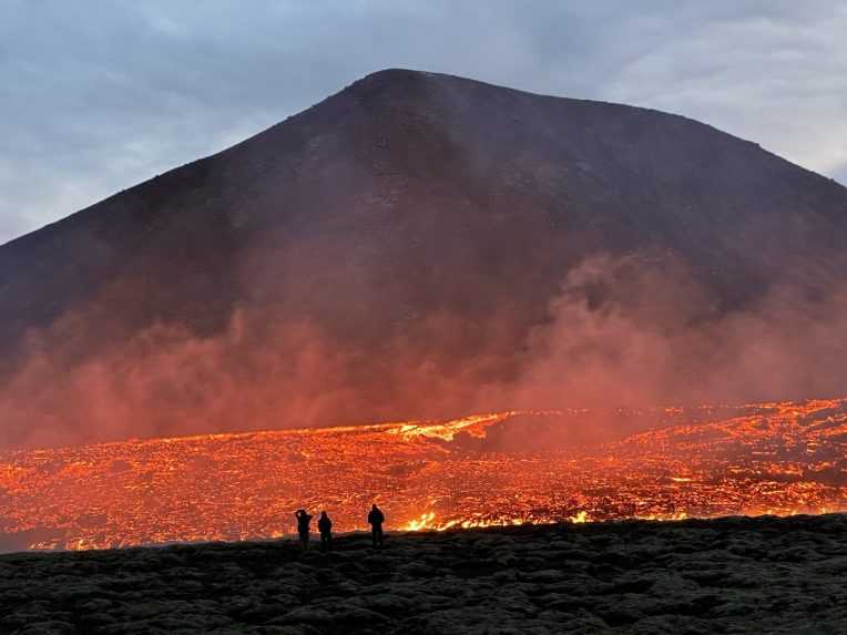 Island vyhlásil stav núdze: Po sérií zemetrasení a obavy z erupcie sopky nariadil preventívnu evakuáciu
