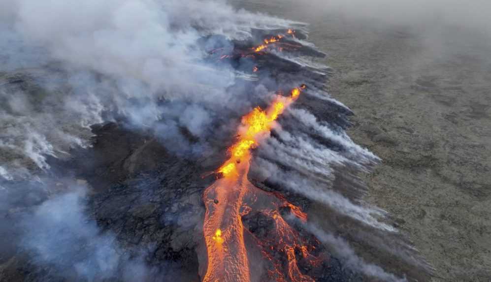 Sopečné divadlo na Islande láka turistov z celého sveta. Odborníci však varujú pred škodlivými plynmi