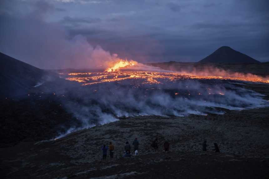Sopečné divadlo na Islande láka turistov z celého sveta. Odborníci však varujú pred škodlivými plynmi