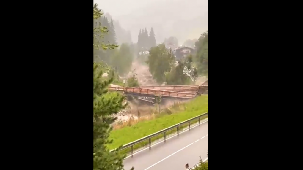 Taliansko zasiahli silné dažde. Voda strhávala mosty a spôsobila zosuvy pôdy