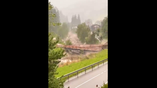 Rozvodnená rieka zničila drevený most.