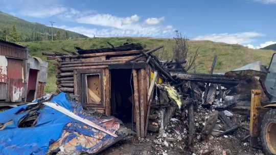 Zhorené chatrče v osade v Telgárte.