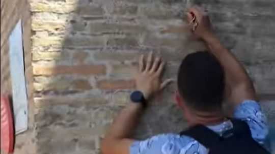 Turista v rímskom Koloseu vyrýva meno svojej priateľky do múru.