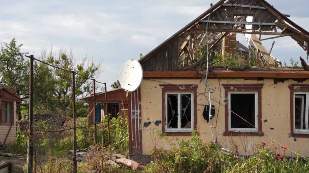 Ukrajinci postupne oslobodzujú svoje územie. Do obcí, z ktorých okupantov vyhnali, sa pozrel aj štáb RTVS