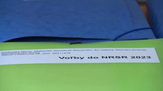 Snímka so záložkou s nápisom Voľby do NR SR 2023.