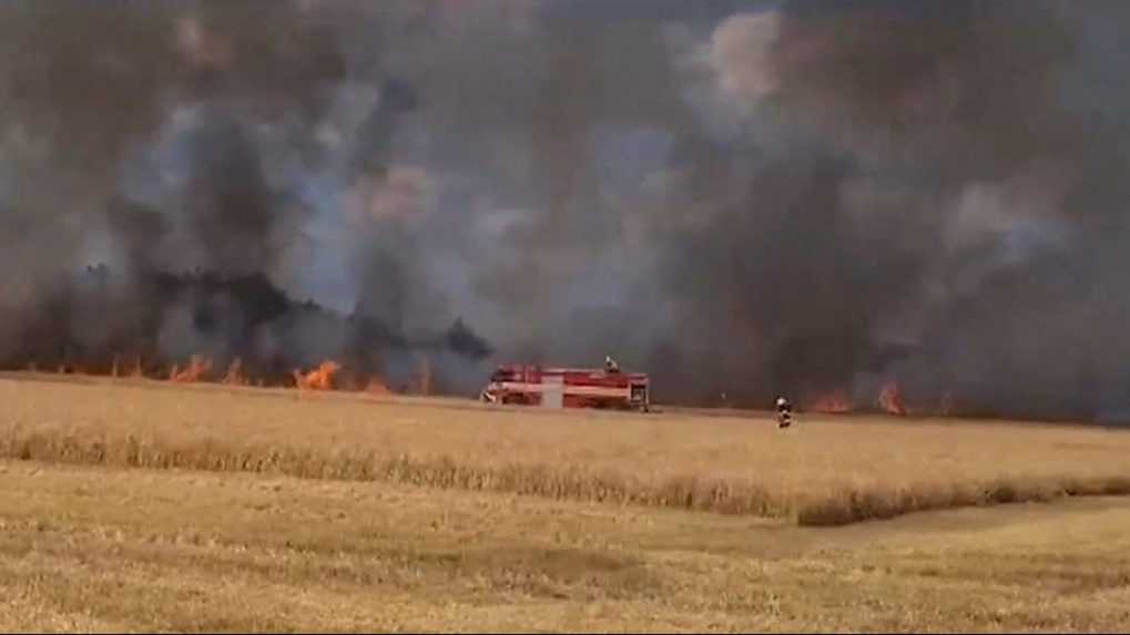 Na južnom Slovensku vypukol požiar, ohrozuje aj rodinné domy. S plameňmi bojujú hasiči