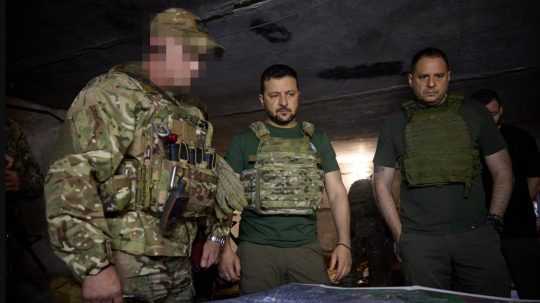 Ukrajinský prezident Volodymyr Zelenskyj spolu s vojakmi bojujúcimi neďaleko Bachmutu.