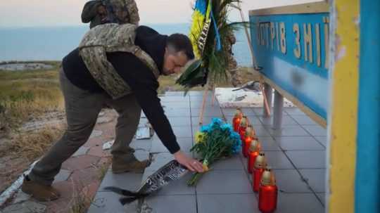 Ukrajinský prezident Volodymyr Zelenskyj navštívil pri príležitosti 500. dňa ruskej invázie na Ukrajinu Hadí ostrov.