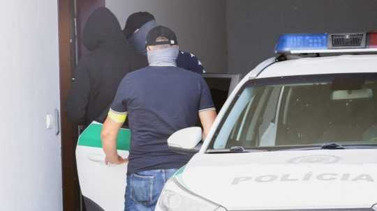 Na snímke policajná eskorta priváža obvineného v kauze Ezekiel 7 bývalého vyšetrovateľa finančnej jednotky NAKA Romana Stahla na Špecializovaný trestný súd v Pezinku.