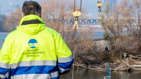Na snímke v pozadí kabína a v popredí pracovník Slovenského vodohospodárskeho podniku (SVP) počas odstraňovania potopeného remorkéru mobilným žeriavom SVP v bratislavskom nákladnom prístave vo Vlčom hrdle.