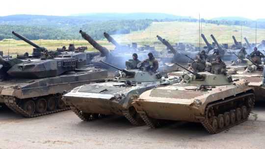 Na snímke tanky BVP-2 a príslušníci Mnohonárodnej bojovej skupiny NATO pôsobiacej na Slovensku.