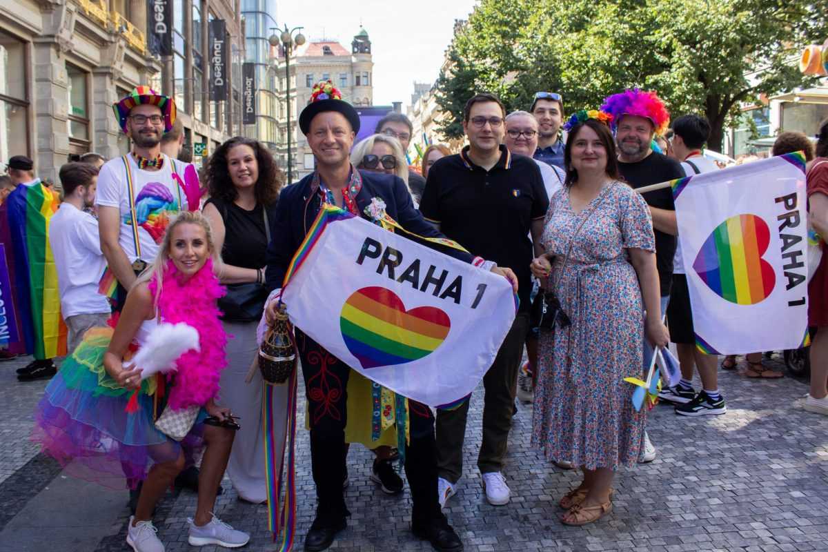 Na snÃƒÂ­mke ÃƒÂºÃ„ÂastnÃƒÂ­ci pochodu Prague Pride 2023 s Ã„ÂeskÃƒÂ½m ministrom zahraniÃ„ÂnÃƒÂ½ch vecÃƒÂ­ Janom LipavskÃƒÂ½m.