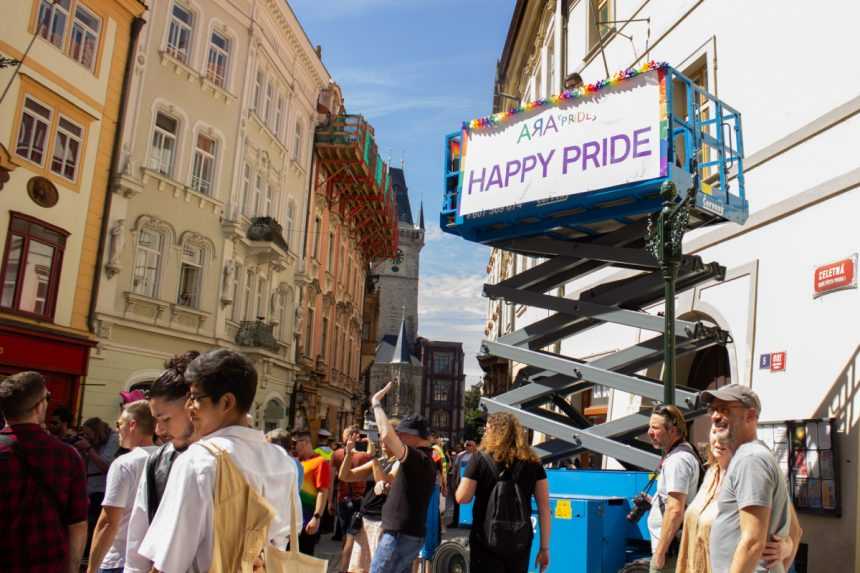 FOTO: V Prahe sa konal pochod na podporu LGBT+ ľudí, pripomenuli si aj obete streľby na Zámockej ulici
