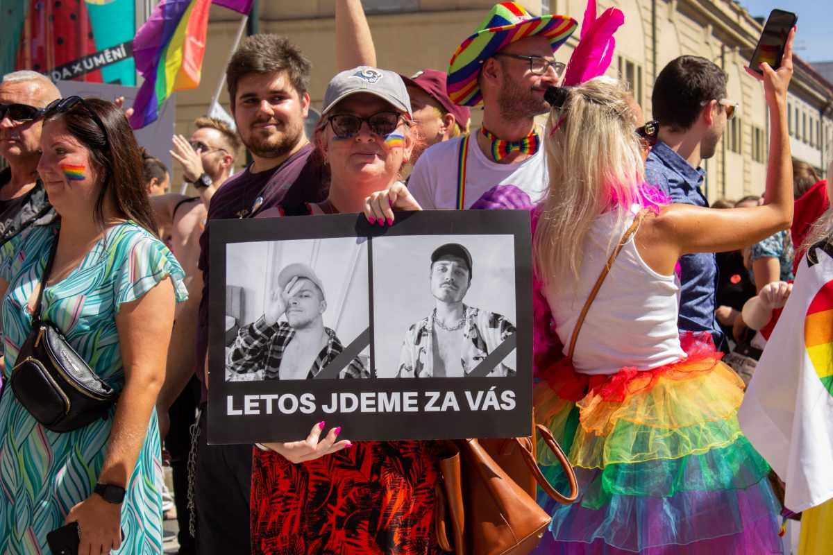 Na snÃƒÂ­mke ÃƒÂºÃ„ÂastnÃƒÂ­Ã„Âka pochodu homosexuÃƒÂ¡lov Prague Pride drÃ…Â¾ÃƒÂ­ transparent s fotografiami zavraÃ…Â¾denÃƒÂ½ch v bratislavskom bare TeplÃƒÂ¡reÃ…Âˆ.