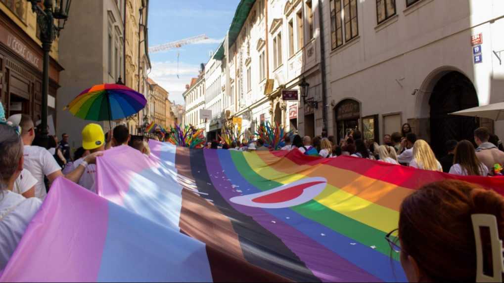 FOTO: V Prahe sa konal pochod na podporu LGBT+ ľudí, pripomenuli si aj obete streľby na Zámockej ulici