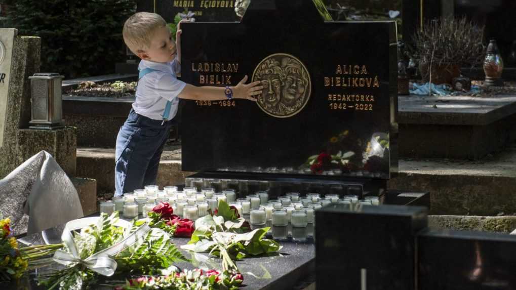 Odhalenie pomníka Alice Bielikovej a Ladislava Bielika prenechali ich vnukovi Leovi