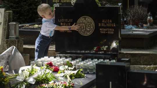 Syn Petra Bielika sa dotýka pomníka svojich starých rodičov Alice Bielikovej a Ladislava Bielika.