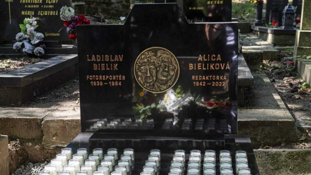 Odhalenie pomníka Alice Bielikovej a Ladislava Bielika prenechali ich vnukovi Leovi