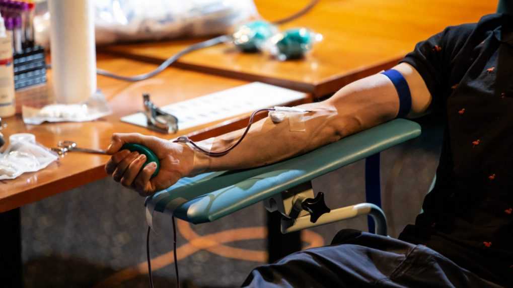 Americký Červený Kríž povolí homosexuálnym a bisexuálnym mužom darovávať krv