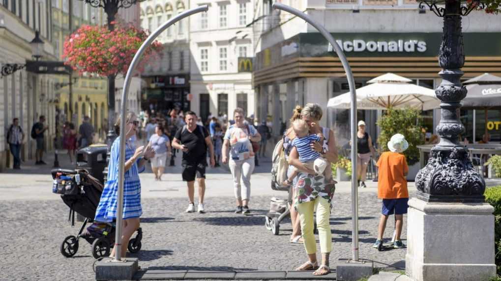 Vlna horúčav bude na Slovensku pokračovať aj v piatok. V niektorých regiónoch sa očakáva až 35 stupňov