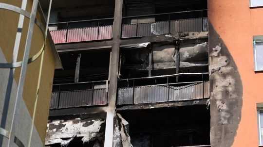 Na snímke je požiarom poškodená bytovka v Handlovej.