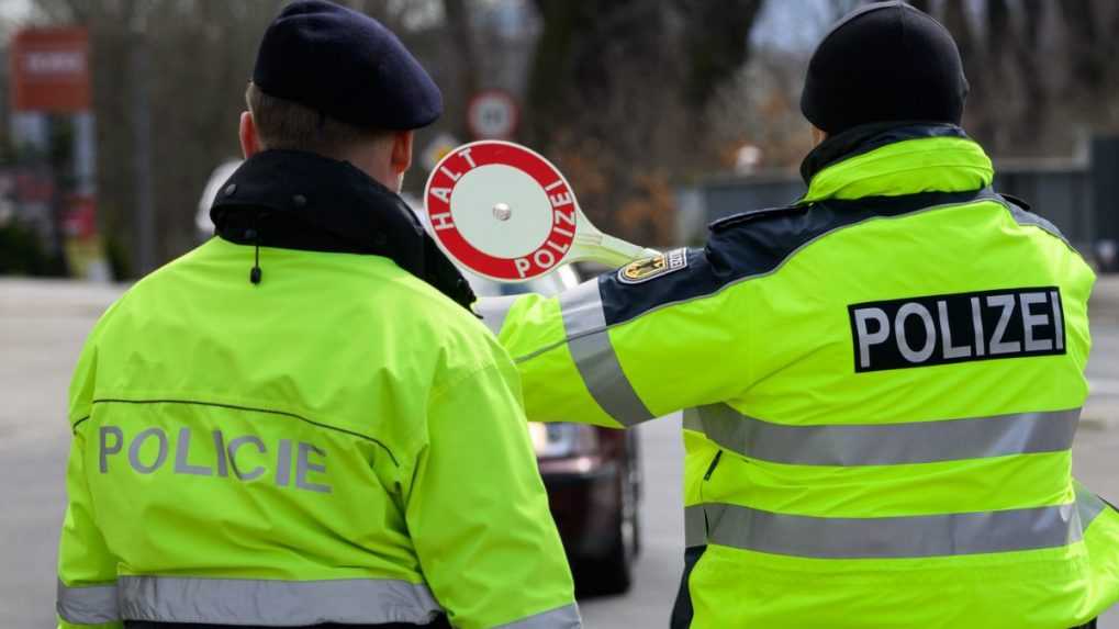 Vodič, ktorého prenasledovali policajti v Nemecku, unikol do Česka, kde havaroval. Prevážal utečencov zo Sýrie