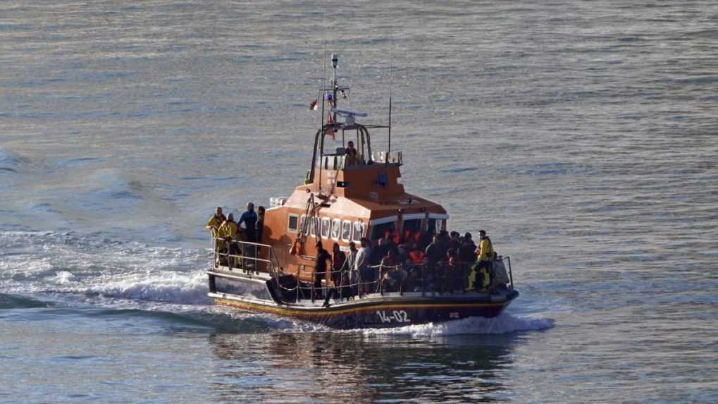 V Lamanšskom prielive sa prevrátilo plavidlo s migrantmi, hlásia šesť obetí, desiatky sa však podarilo zachrániť