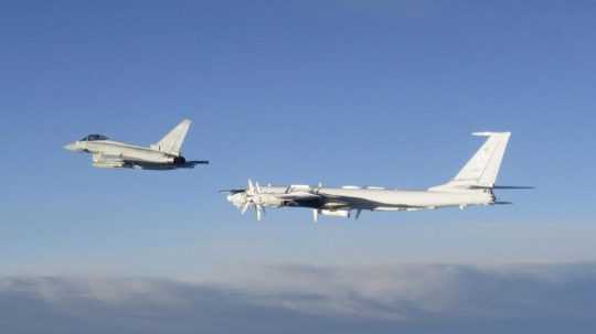 Stíhačka britských ozbrojených síl Typhoon (vľavo) monitoruje dva ruské bombardéry.