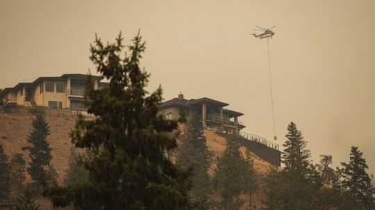 Helikoptéra zasahuje pri lesnom požiari v kanadskej provincii Britská Kolumbia.