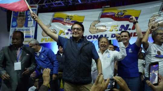 Prezidentský kandidát Ekvádoru Fernando Villavicencio máva vlajkou na podujatí, po ktorom bol naňho spáchaný atentát.