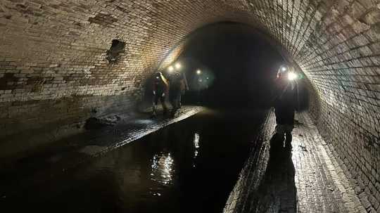 Pri prehliadke kanalizácie v Moskve zahynuli aspoň tri osoby, podzemie zaplavil silný dážď