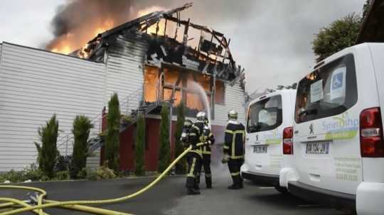 Hasiči zasahujú počas požiaru v rekreačnom zariadení v obci Wintzenheim na východe Francúzska.